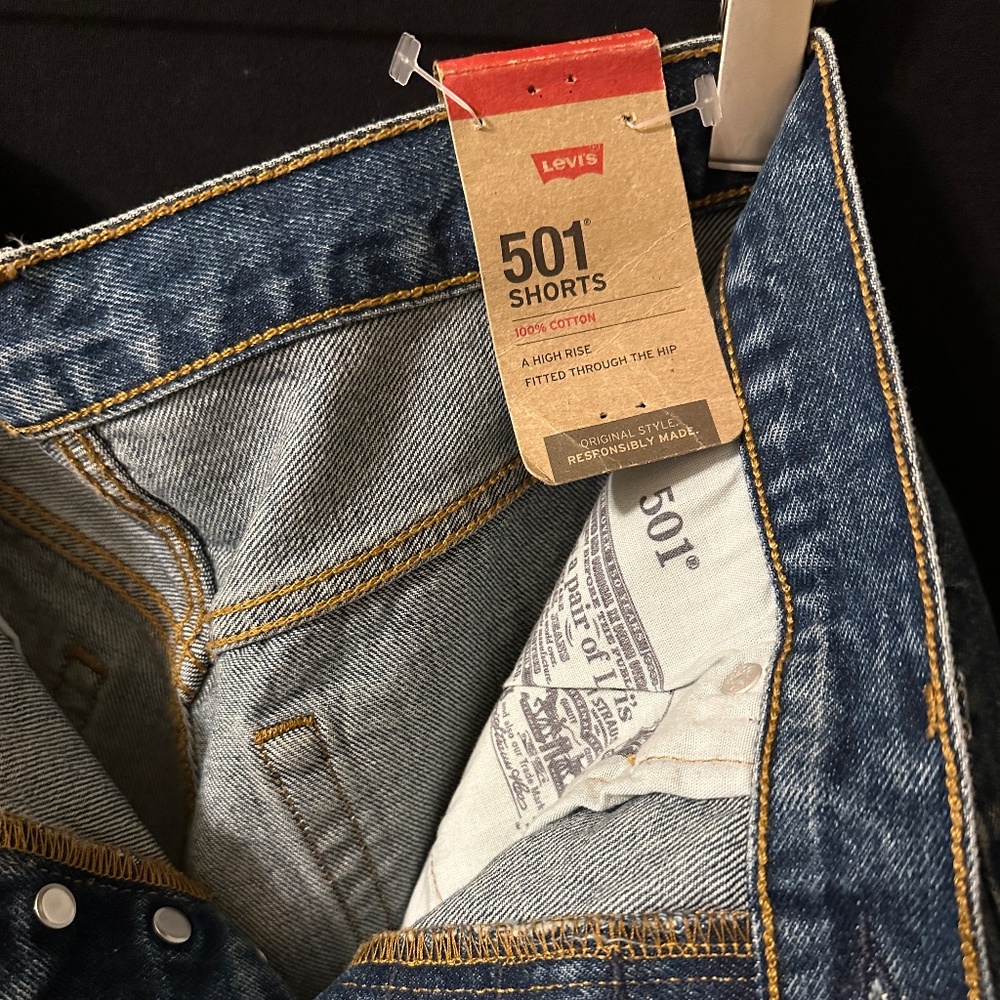 Levi’s Women’s Distressed 501 Shorts Sz 31 NWT